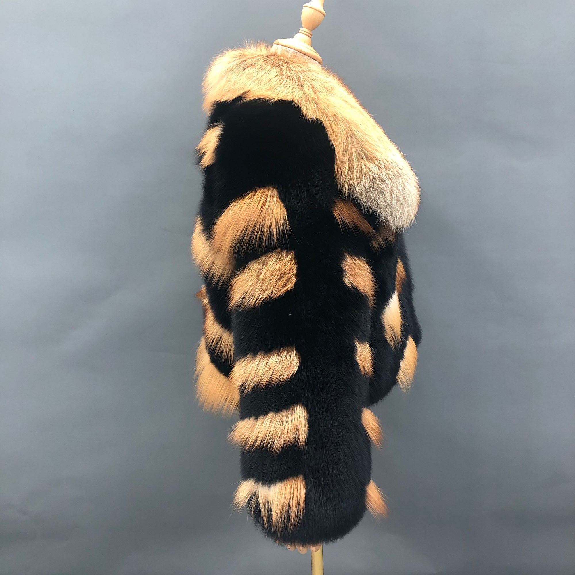 Women's Whole-Pelt Fox Fur Cropped Jacket with Oversized Red Fox Collar — detail 2